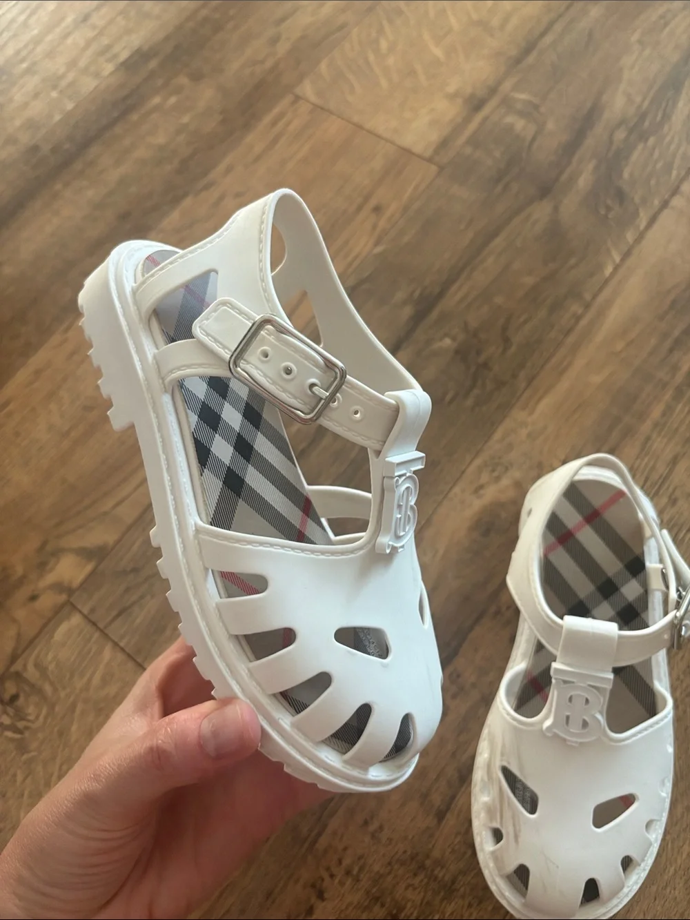 Burberry Kids Jenna Cutout Rubber Jelly Shoes Sandals in White with Logo Size 28